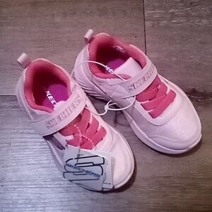 NWT: SKETCHERS; MACHINE WASHABLE, DOUBLE PINK, VELCRO STRAP, GIRLS SNEAKER, SZ 6
